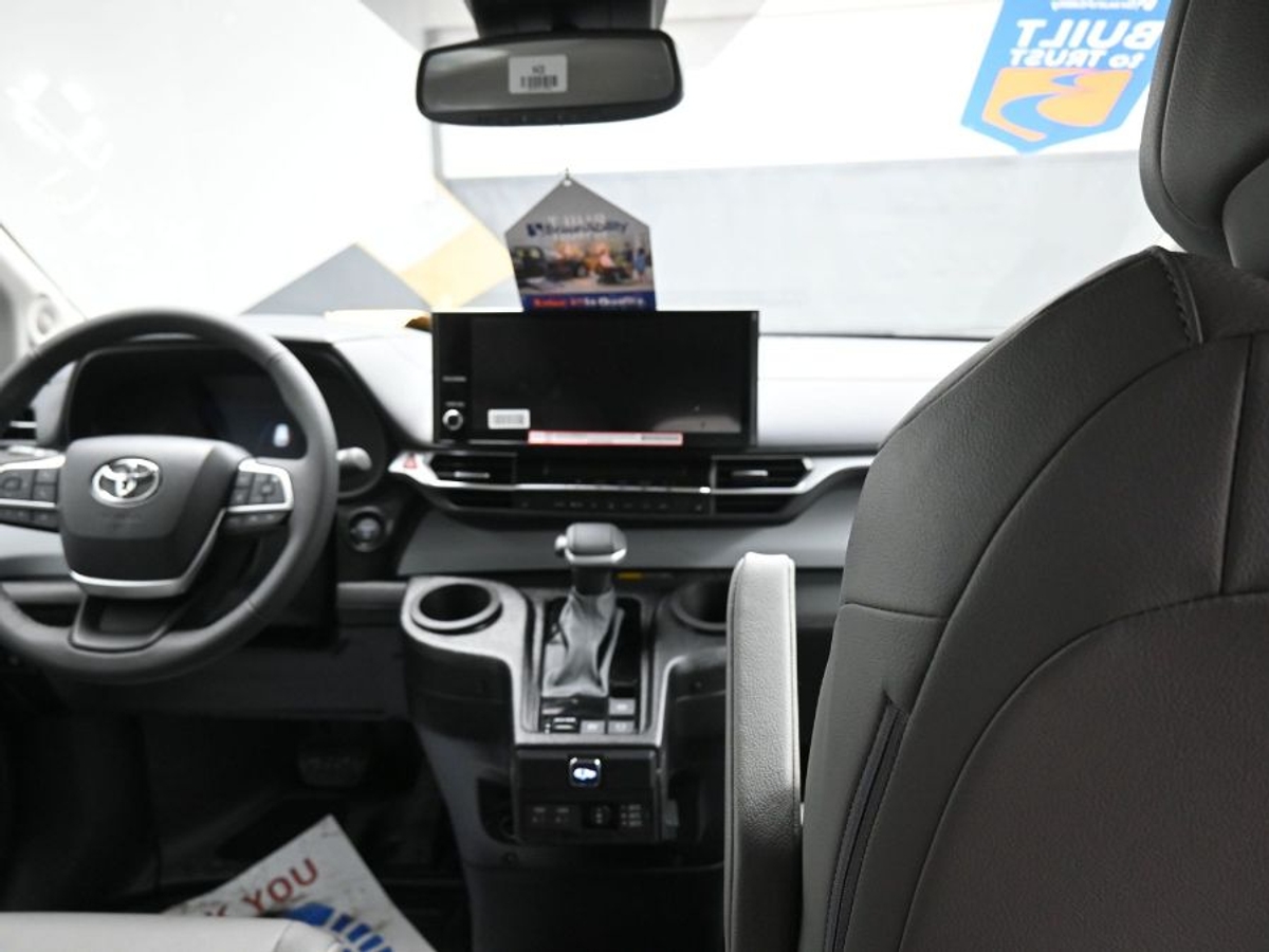 Black Toyota Sienna image number 12