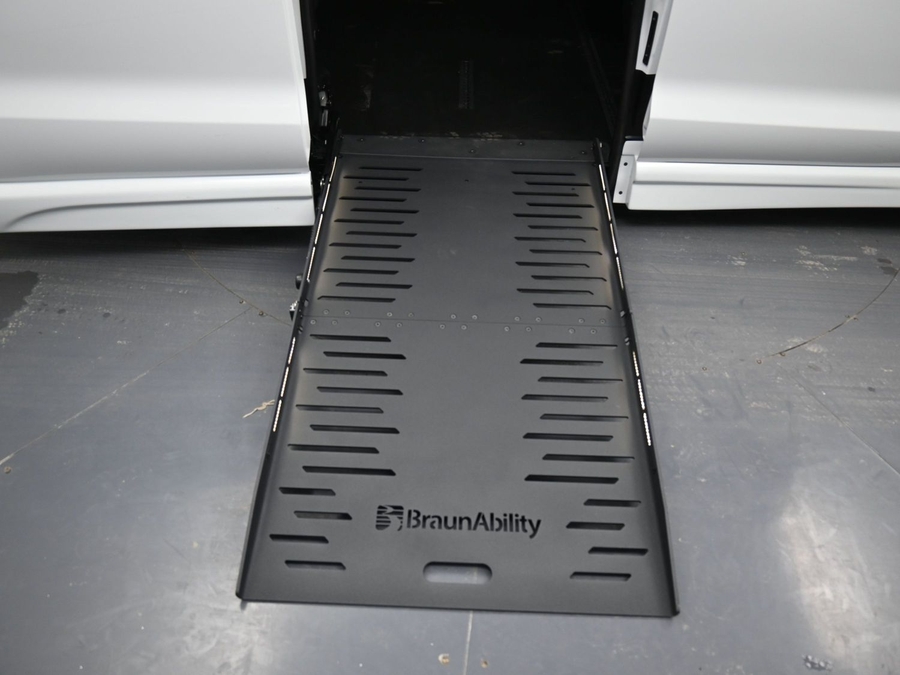 White Chrysler Pacifica image number 10