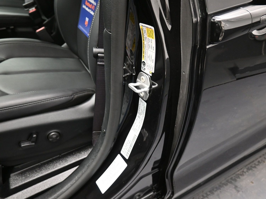 Black Chrysler Pacifica image number 16