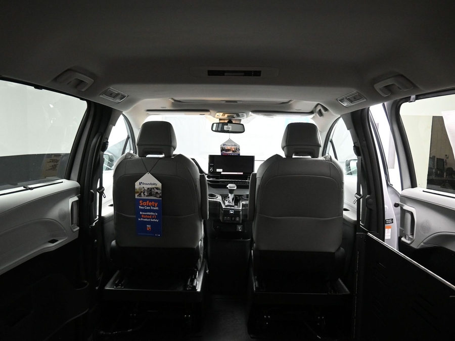 New 2025 Toyota Sienna Hybrid XLE PLUS - BraunAbility Side Entry Entry Fold Out Automatic Ramp
