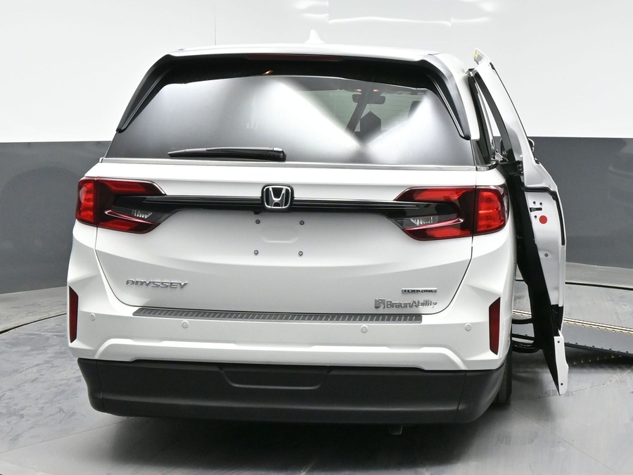 White Honda Odyssey image number 5