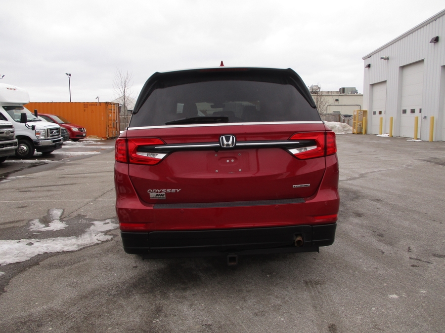 Red Honda Odyssey image number 4