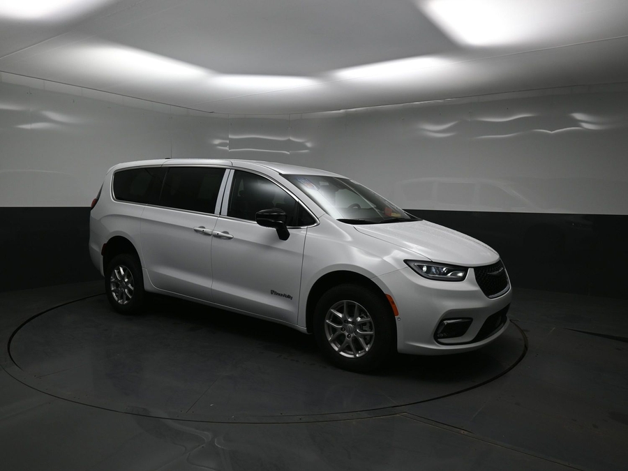 White Chrysler Pacifica image number 16