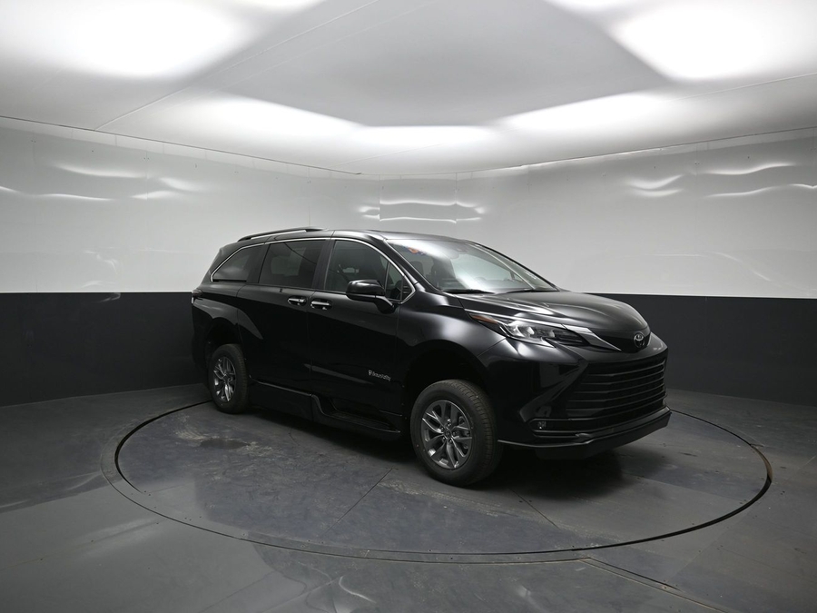 New 2026 Toyota Sienna Hybrid XLE Base - BraunAbility Side Entry Entry Fold Out Automatic Ramp