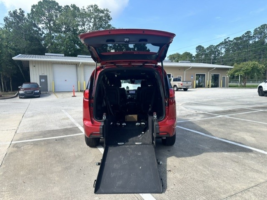 Red Chrysler Voyager image number 6