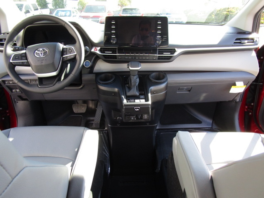 New 2026 Toyota Sienna Hybrid XLE Add - BraunAbility Side Entry Entry In Floor Automatic Ramp