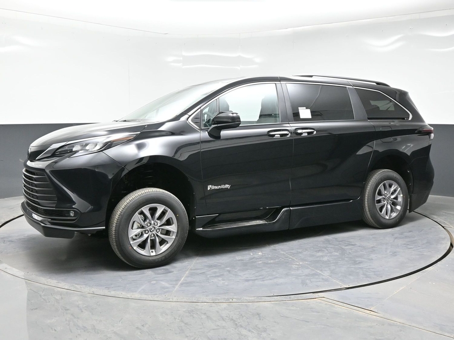 New 2026 Toyota Sienna Hybrid XLE Base - BraunAbility Side Entry Entry Fold Out Automatic Ramp
