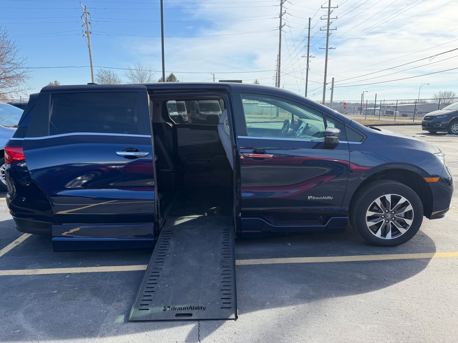 Used 2022 Honda Odyssey EX-L - BraunAbility Side Entry Entry In Floor Automatic Ramp