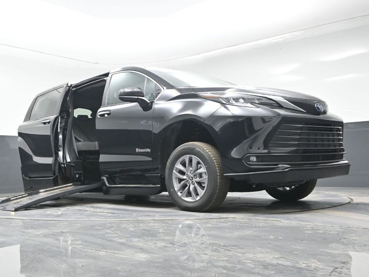 Black Toyota Sienna image number 18