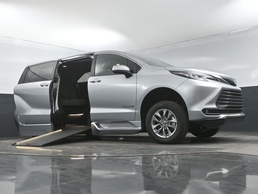 New 2025 Toyota Sienna Hybrid XLE Base - BraunAbility Side Entry Entry In Floor Automatic Ramp