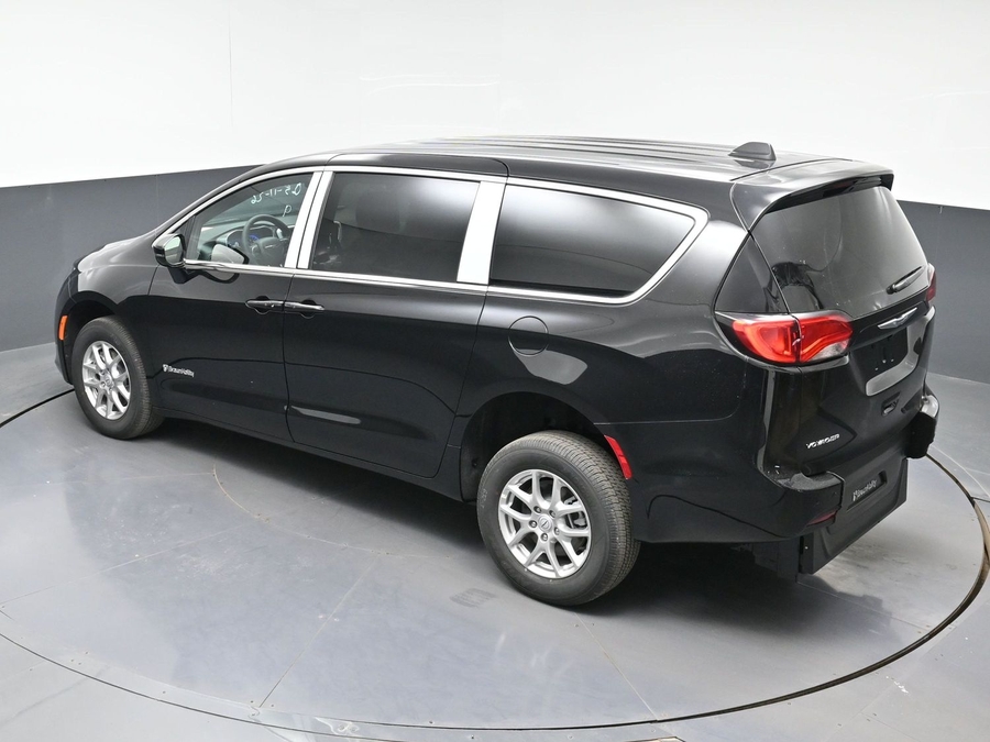 Black Chrysler Voyager image number 23