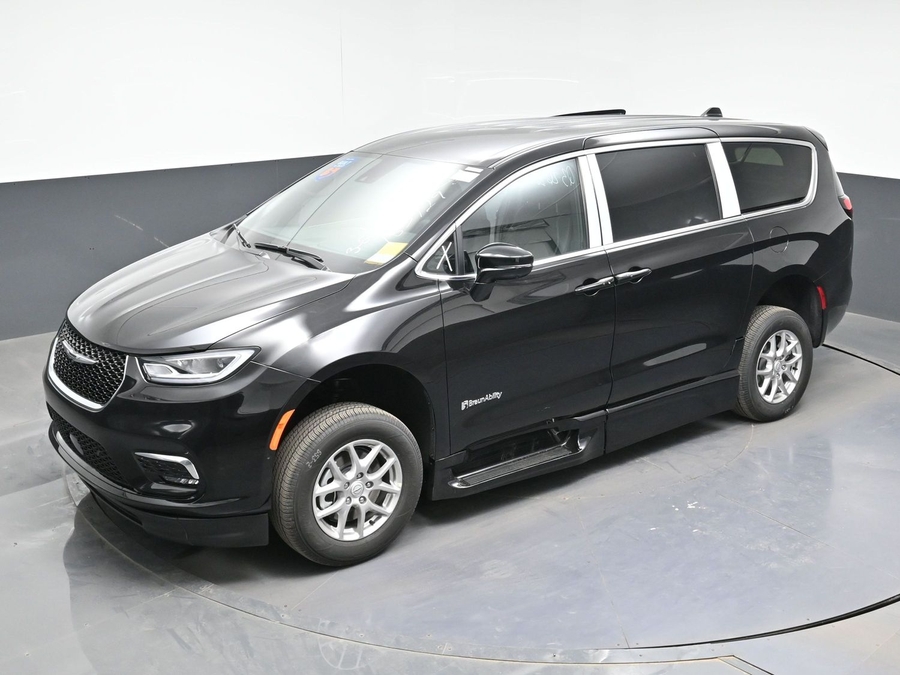 Black Chrysler Pacifica image number 20