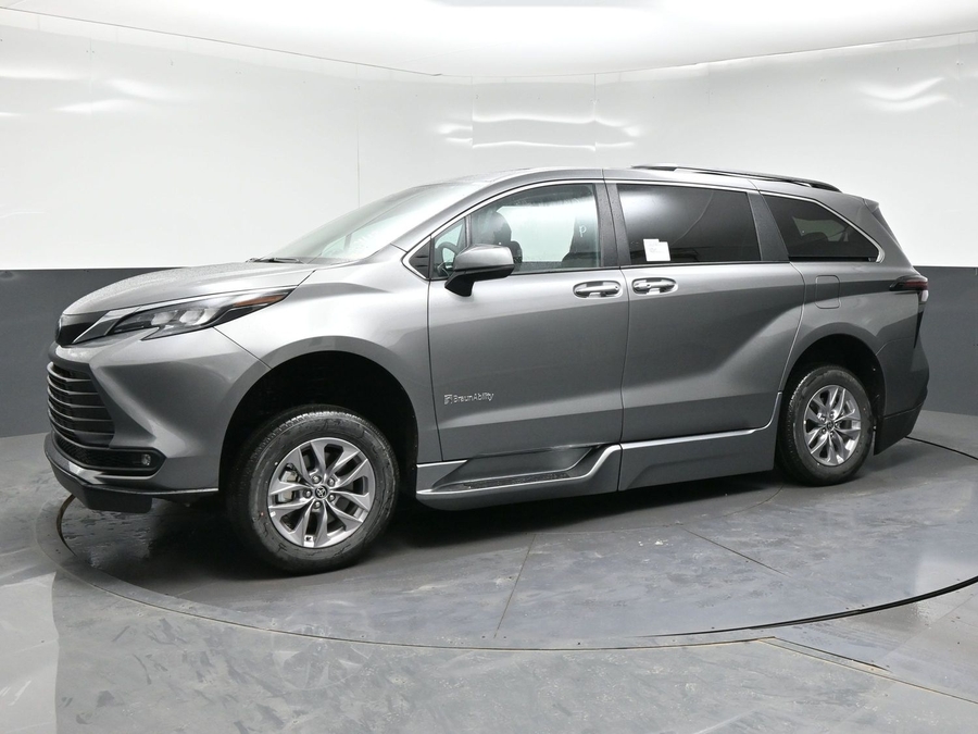 Grey Toyota Sienna image number 11