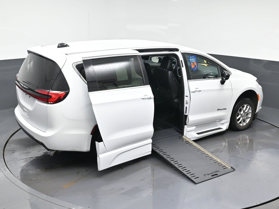Used 2025 Chrysler Pacifica Select Safety - BraunAbility Side Entry In Floor Automatic Ramp