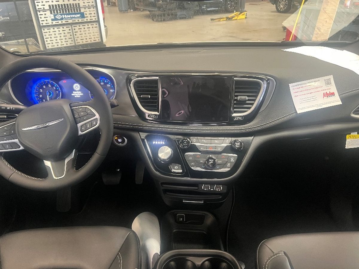 2025 CHRYSLER PACIFICA - Image 8