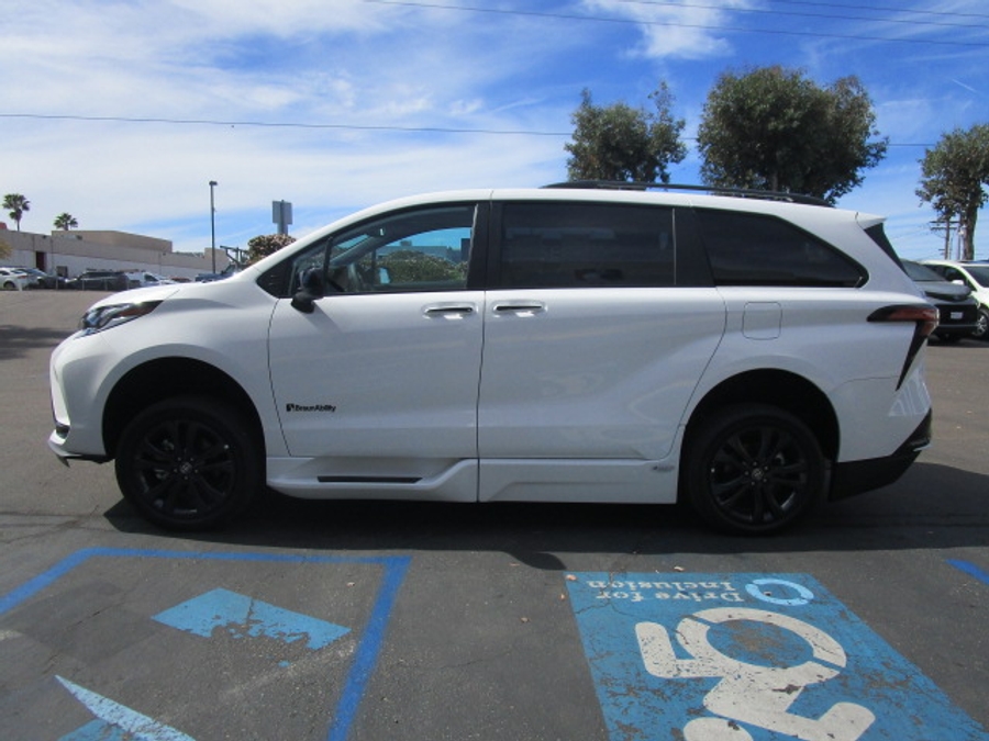 New 2025 Toyota Sienna Hybrid XSE Sport - BraunAbility Side Entry Entry Fold Out Automatic Ramp