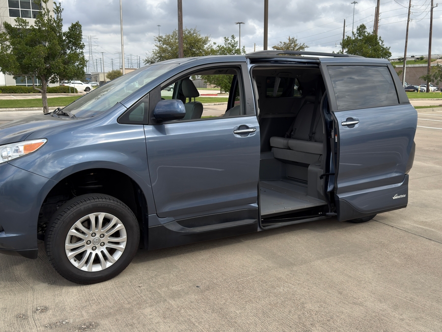 Used 2017 Toyota Sienna XLE Base - VMI Side Entry Entry In Floor Automatic Ramp