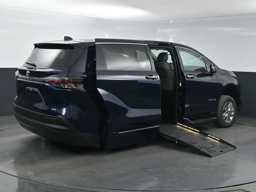 New 2025 Toyota Sienna Hybrid XLE Base - BraunAbility Side Entry Entry Fold Out Automatic Ramp