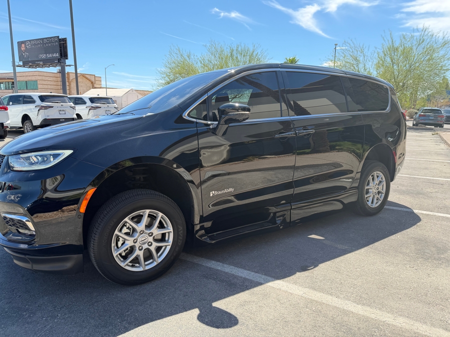 Used 2025 Chrysler Pacifica Select - BraunAbility Side Entry Fold Out Automatic Ramp