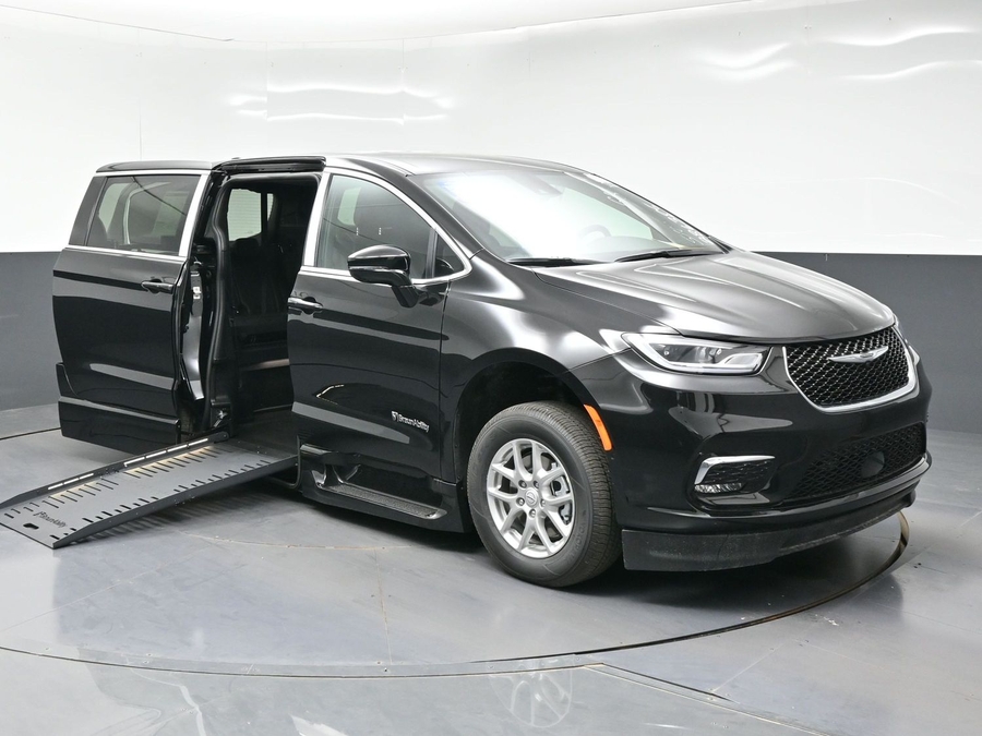 2026 Chrysler Pacifica Select's photo