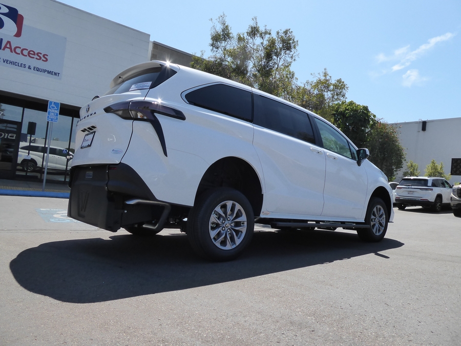 New 2026 Toyota Sienna Hybrid LE w swivel 2nd row - Vantage Mobility Commercial Rear Entry Fold Out Manual Ramp