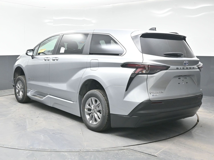 New 2025 Toyota Sienna Hybrid XLE Base - BraunAbility Side Entry Entry Fold Out Automatic Ramp