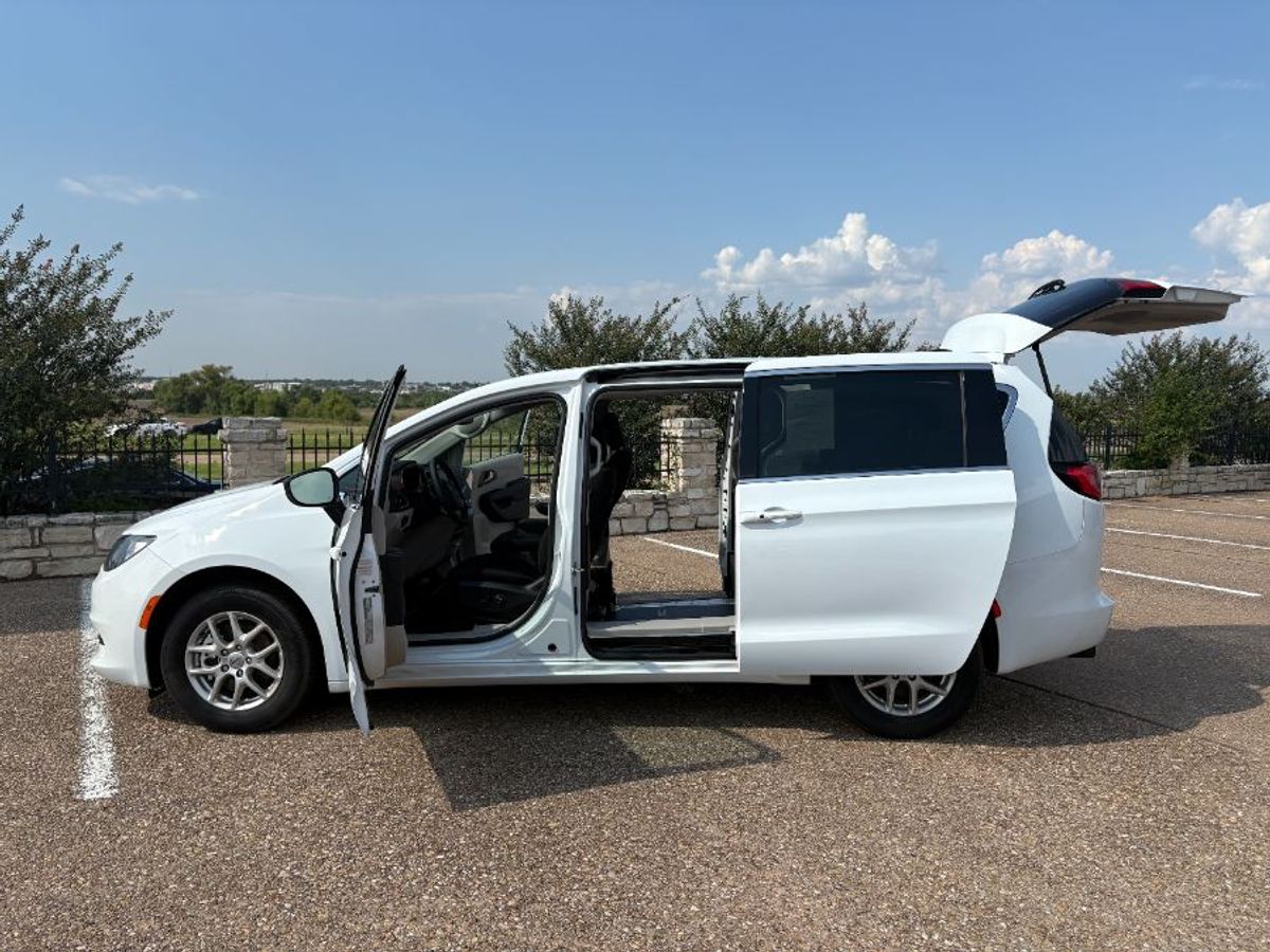 2024 CHRYSLER VOYAGER - Image 12