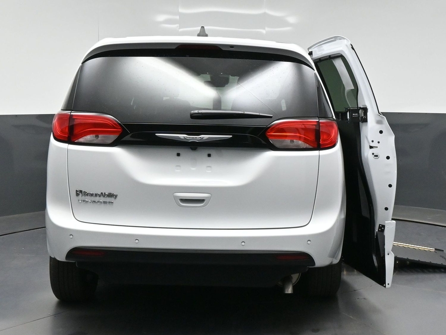 White Chrysler Voyager image number 5
