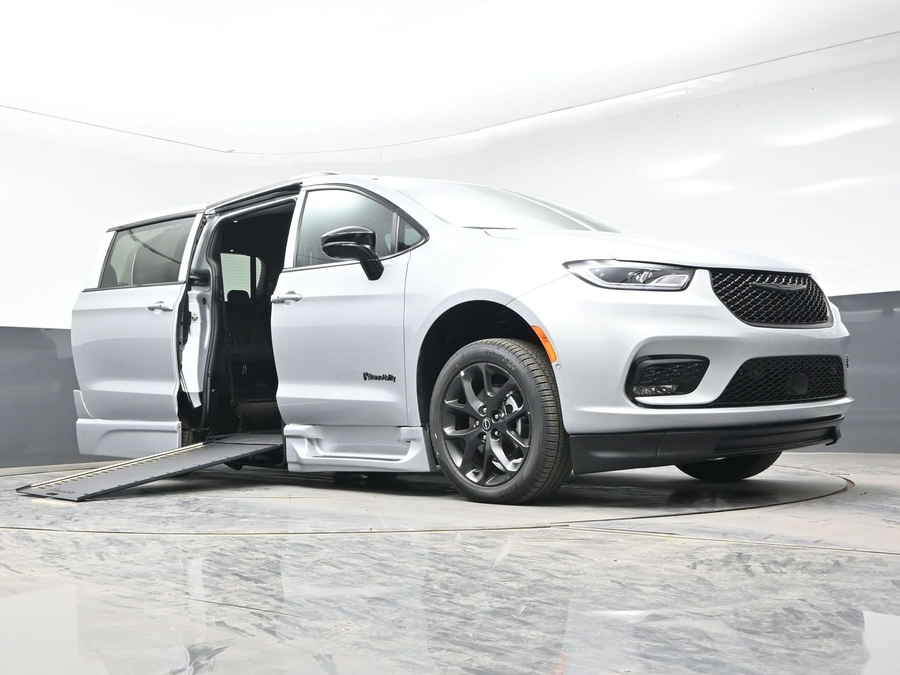 New 2026 Chrysler Pacifica Select Sport - BraunAbility Side Entry In Floor Automatic Ramp