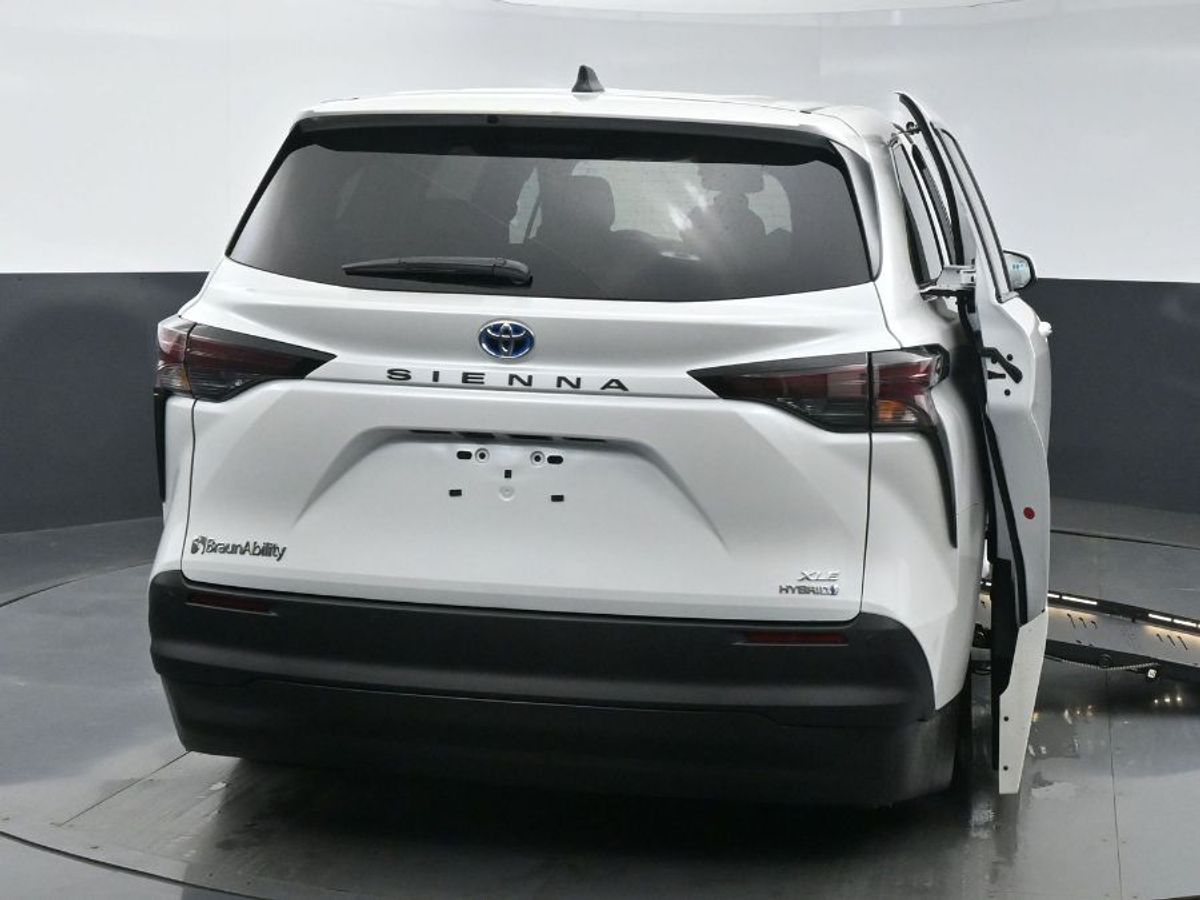 White Toyota Sienna image number 22