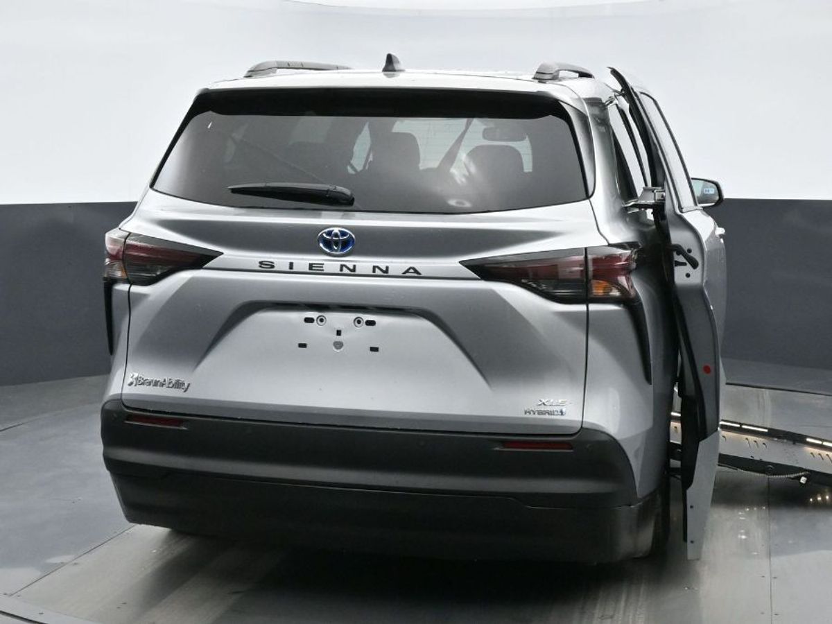 2023 Toyota Sienna XLE - Photo 19