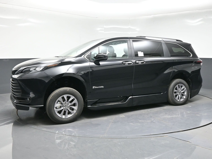 Black Toyota Sienna image number 2