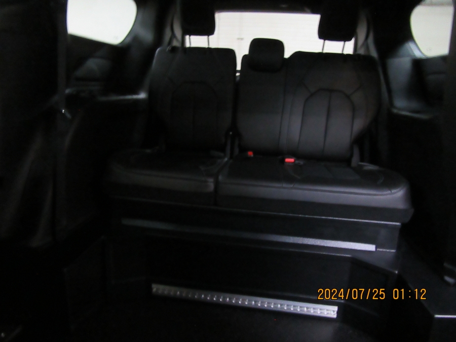 Black Chrysler Voyager image number 6