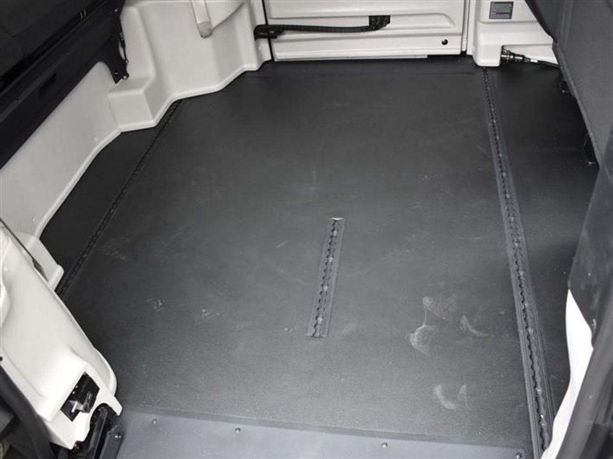 Black Chrysler Voyager image number 14