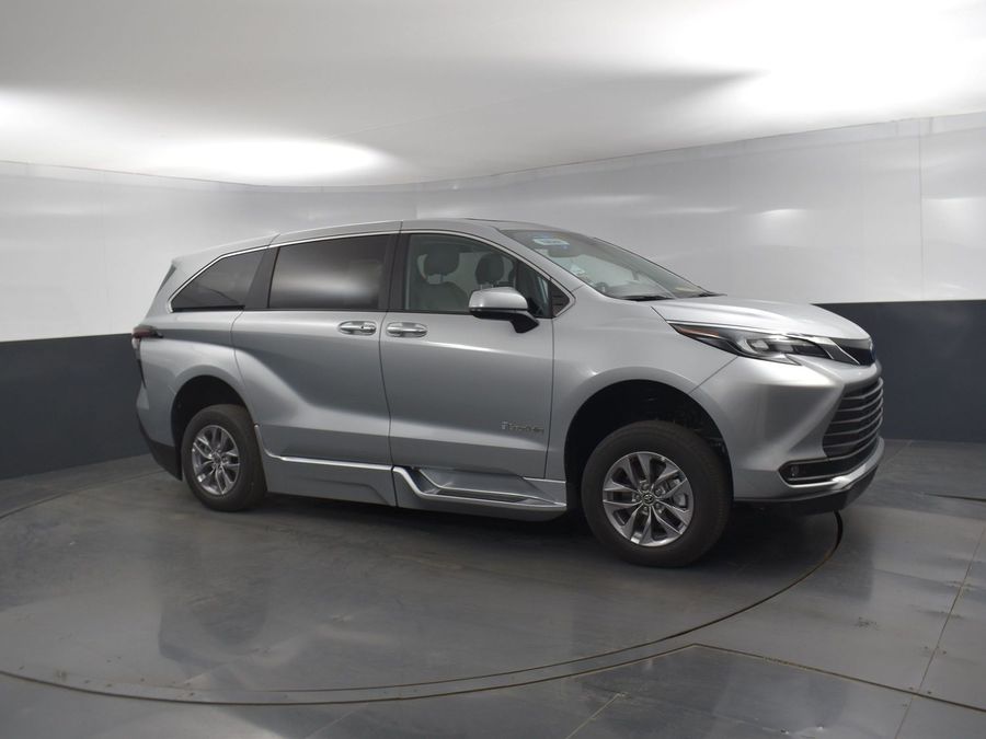 New 2025 Toyota Sienna Hybrid XLE Base - BraunAbility Side Entry Entry Fold Out Automatic Ramp