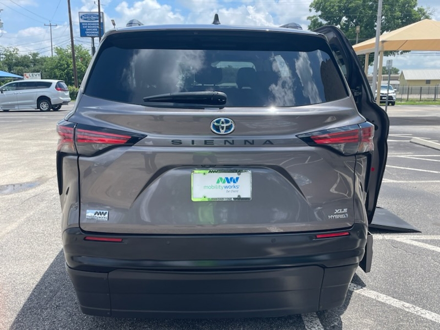 Brown Toyota Sienna image number 8