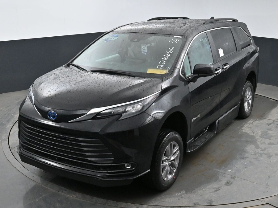 New 2025 Toyota Sienna Hybrid XLE Plus - BraunAbility Side Entry Entry In Floor Automatic Ramp