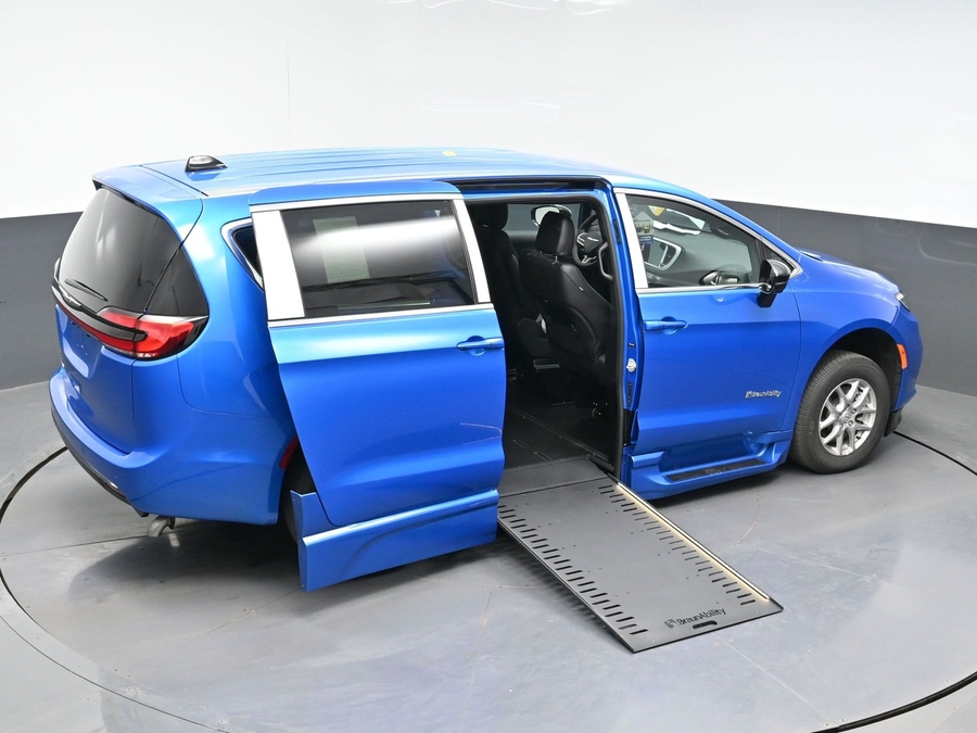 Blue Chrysler Pacifica image number 22