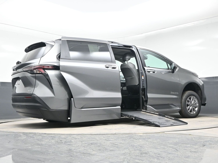 Grey Toyota Sienna image number 18