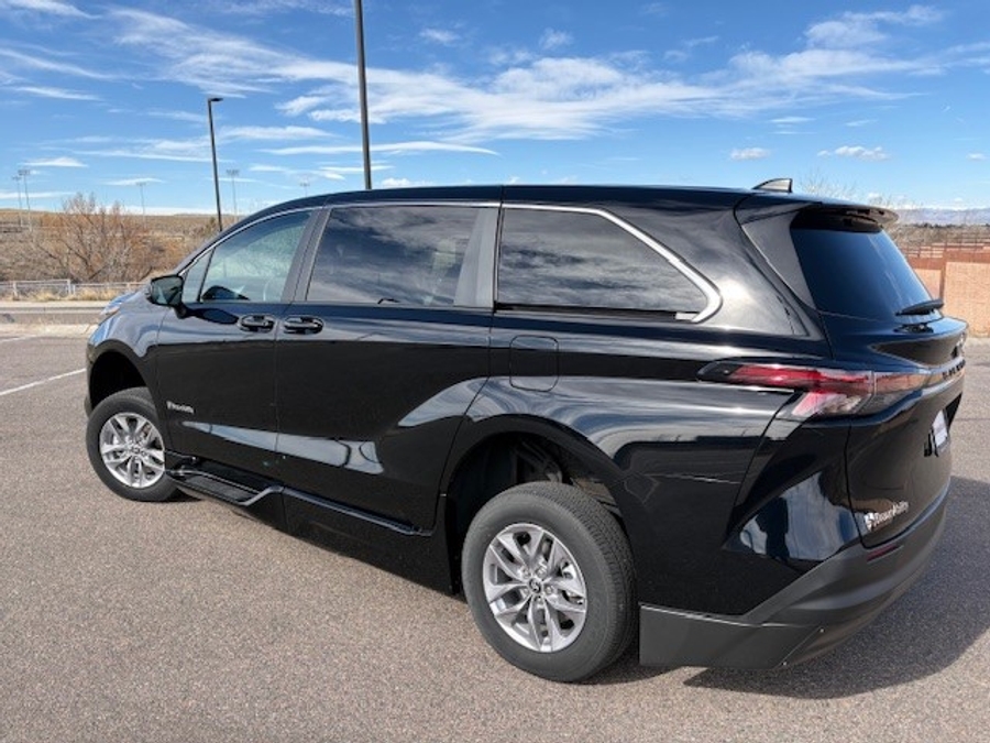 Used 2024 Toyota Sienna Hybrid LE - BraunAbility Side Entry Entry Fold Out Automatic Ramp