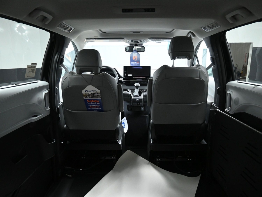 Black Toyota Sienna image number 14