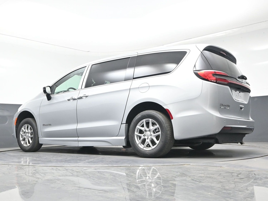 Silver Chrysler Pacifica image number 17