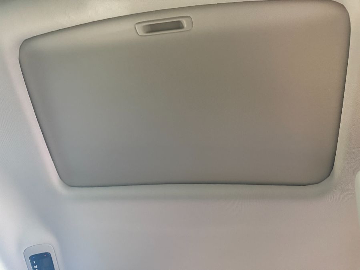 White Honda Odyssey image number 14