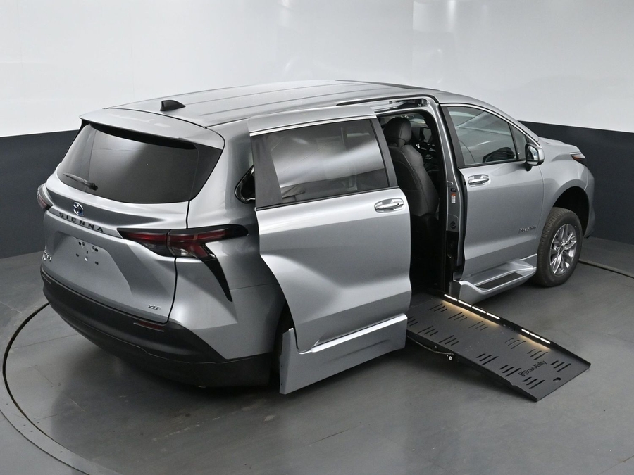 New 2025 Toyota Sienna Hybrid XLE Base - BraunAbility Side Entry Entry Fold Out Automatic Ramp