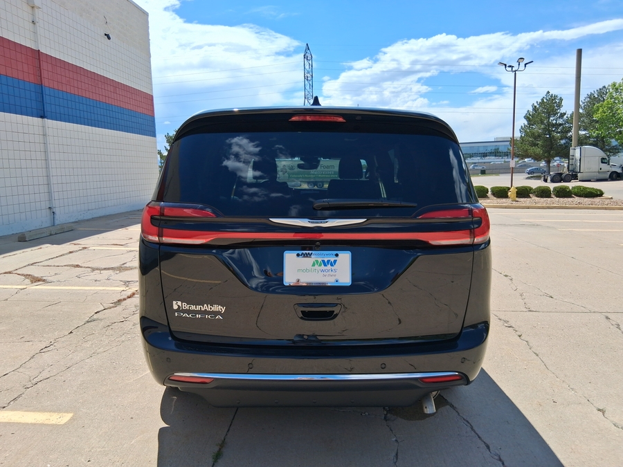 Número de imagen Chrysler Pacifica negro 5