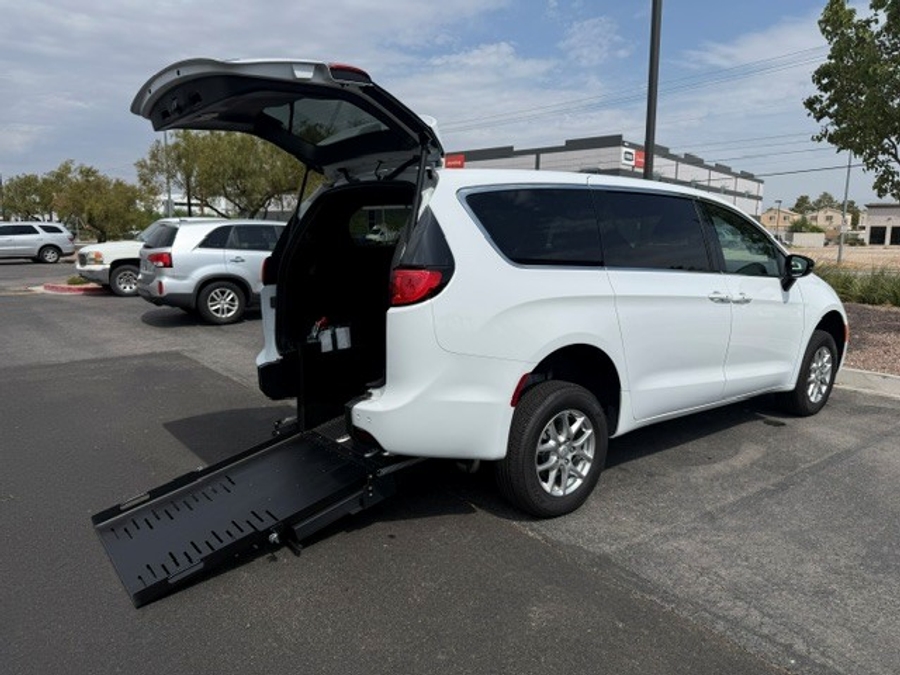 White Chrysler Voyager image number 7