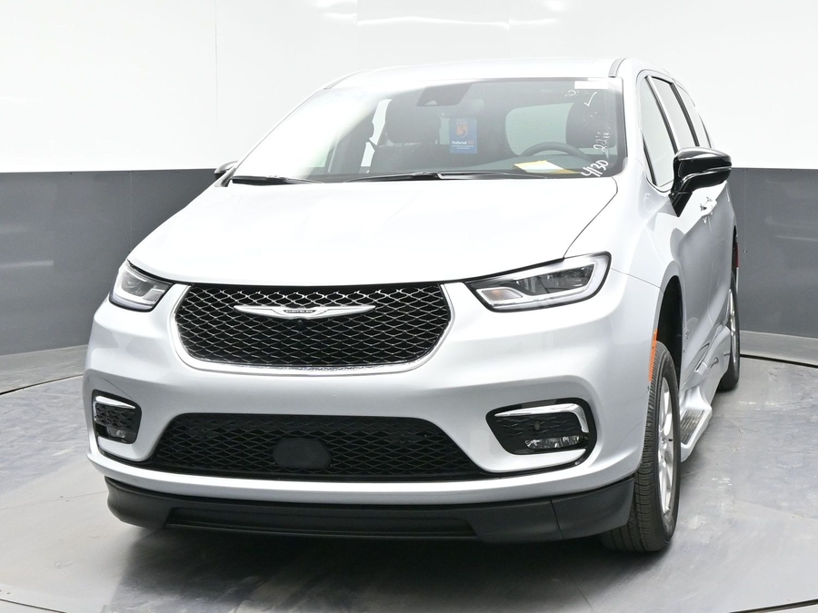 2026 Chrysler Pacifica Select's photo