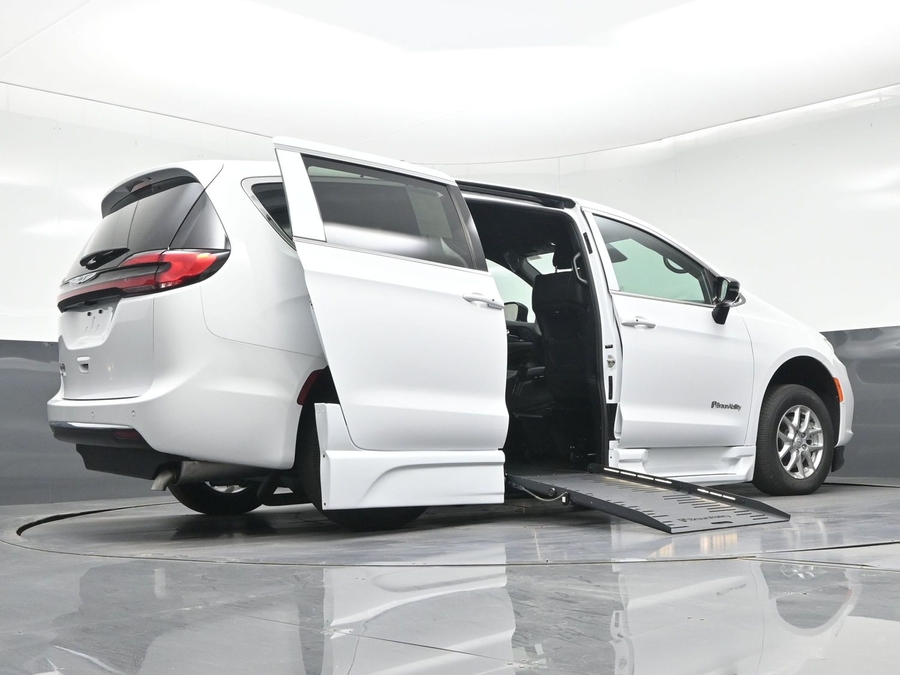 White Chrysler Pacifica image number 18