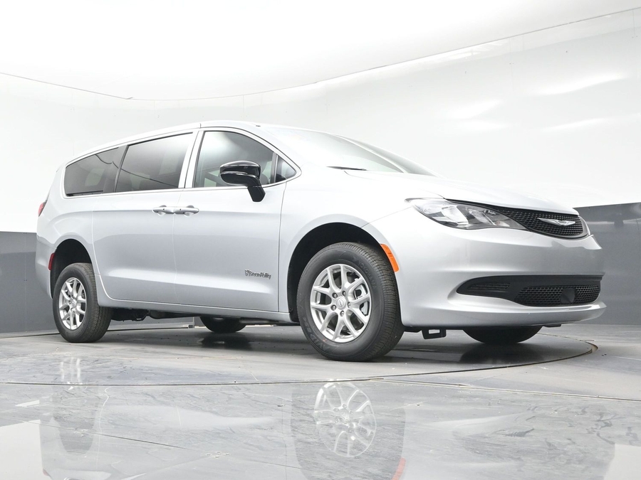 Silver Chrysler Voyager image number 17