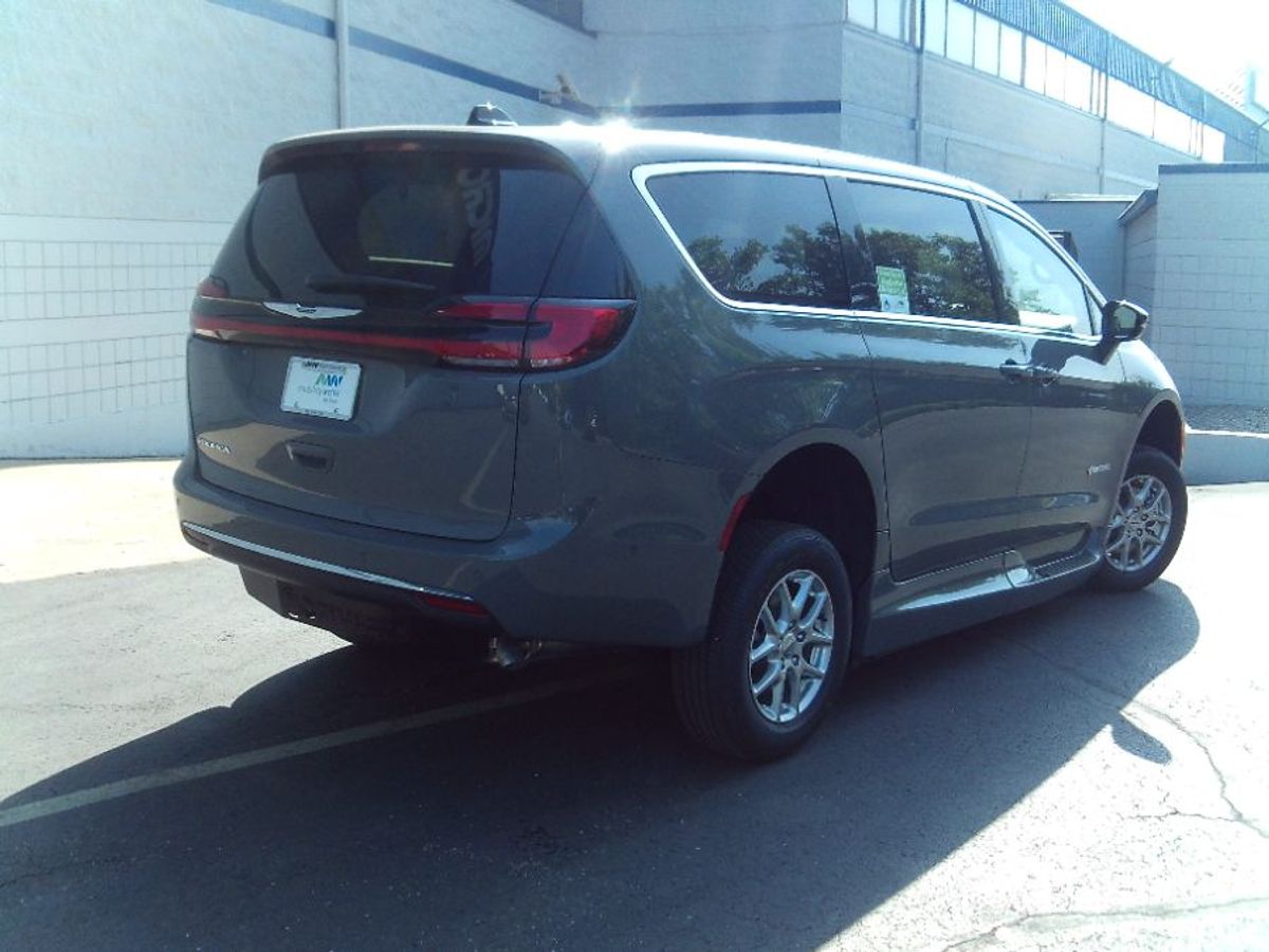Grey Chrysler Pacifica image number 1
